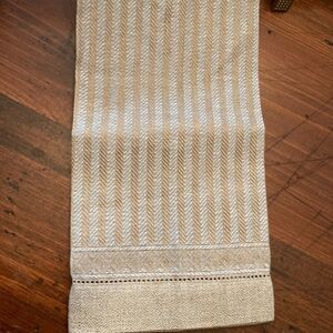Linen Italian Hand Towel
Hemstitched Edges 
Purolino 18x24 Hand Towel